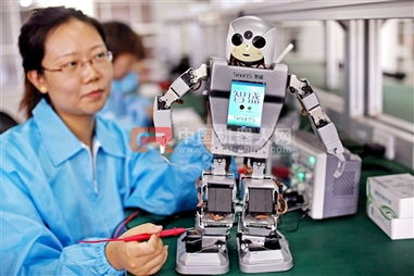 津研發智能家居機器人投放市場 開啟“小智”進家庭新時代